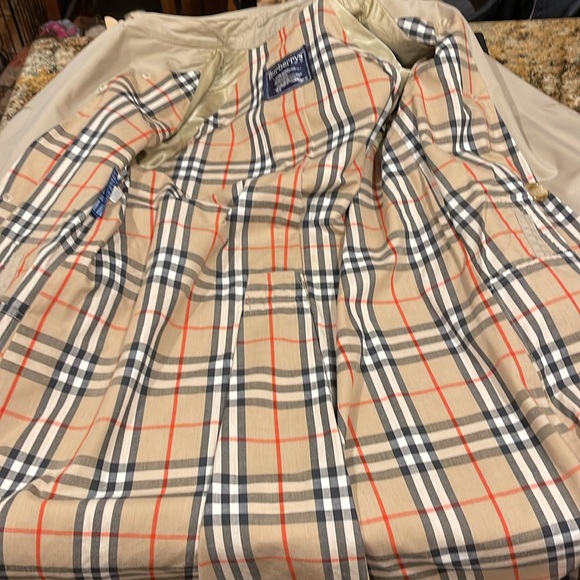 Classic Ladies Burberry Trench - Picture 9 of 12